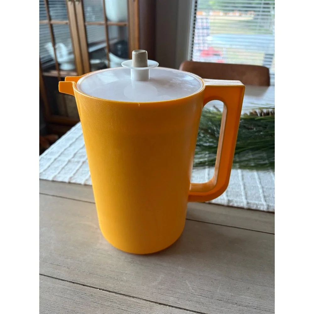 Vintage Tupperware Pitcher 1676-3 Push Button Lid Yellow 2 Quart